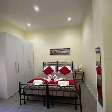 La Casa Al Centro " Vicino Al Centro Storico Di Napoli" Apartment Luaran gambar