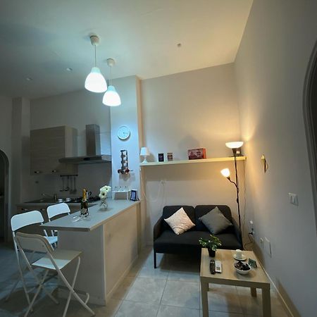 La Casa Al Centro " Vicino Al Centro Storico Di Napoli" Apartment Luaran gambar