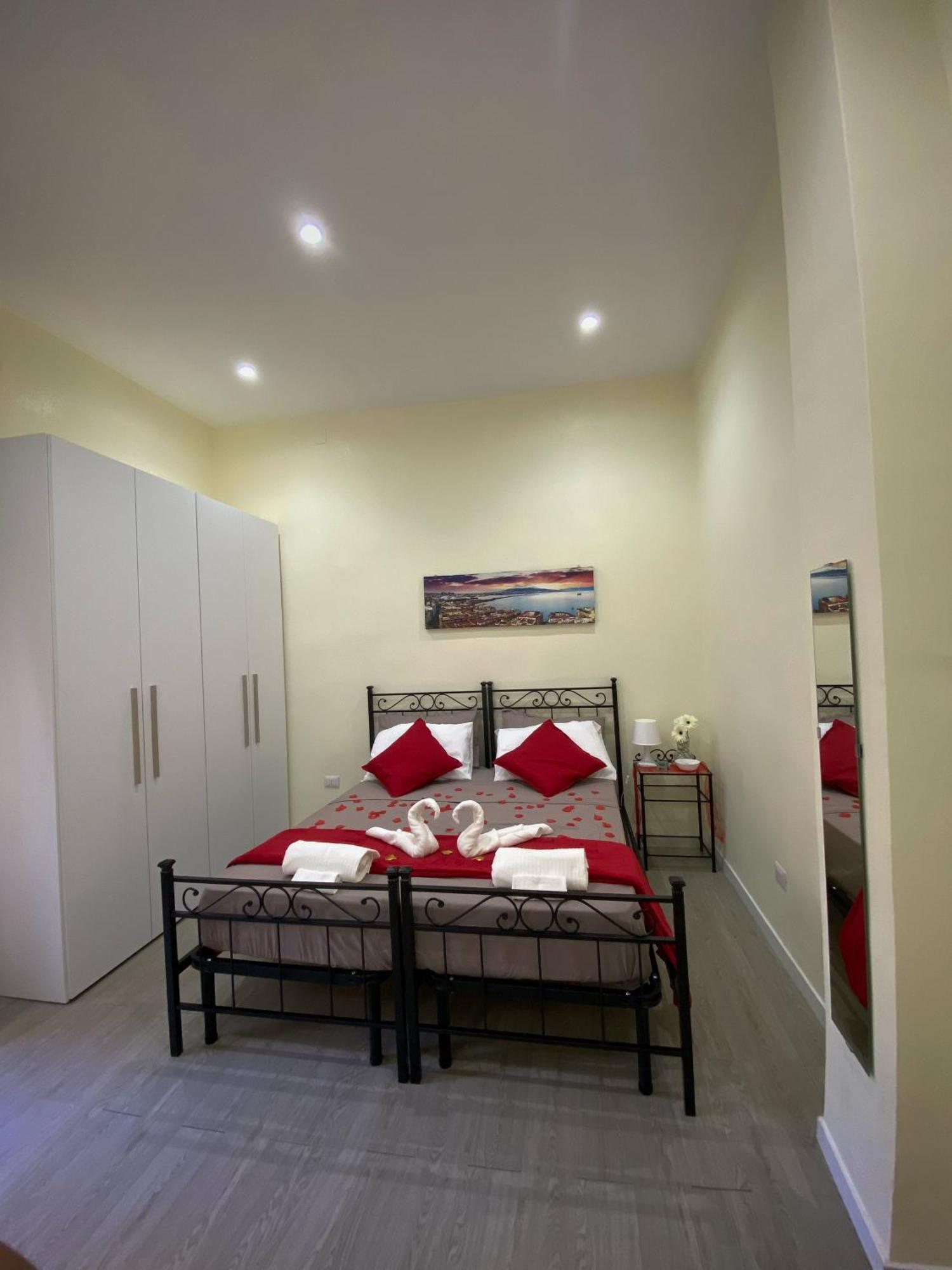 La Casa Al Centro " Vicino Al Centro Storico Di Napoli" Apartment Luaran gambar