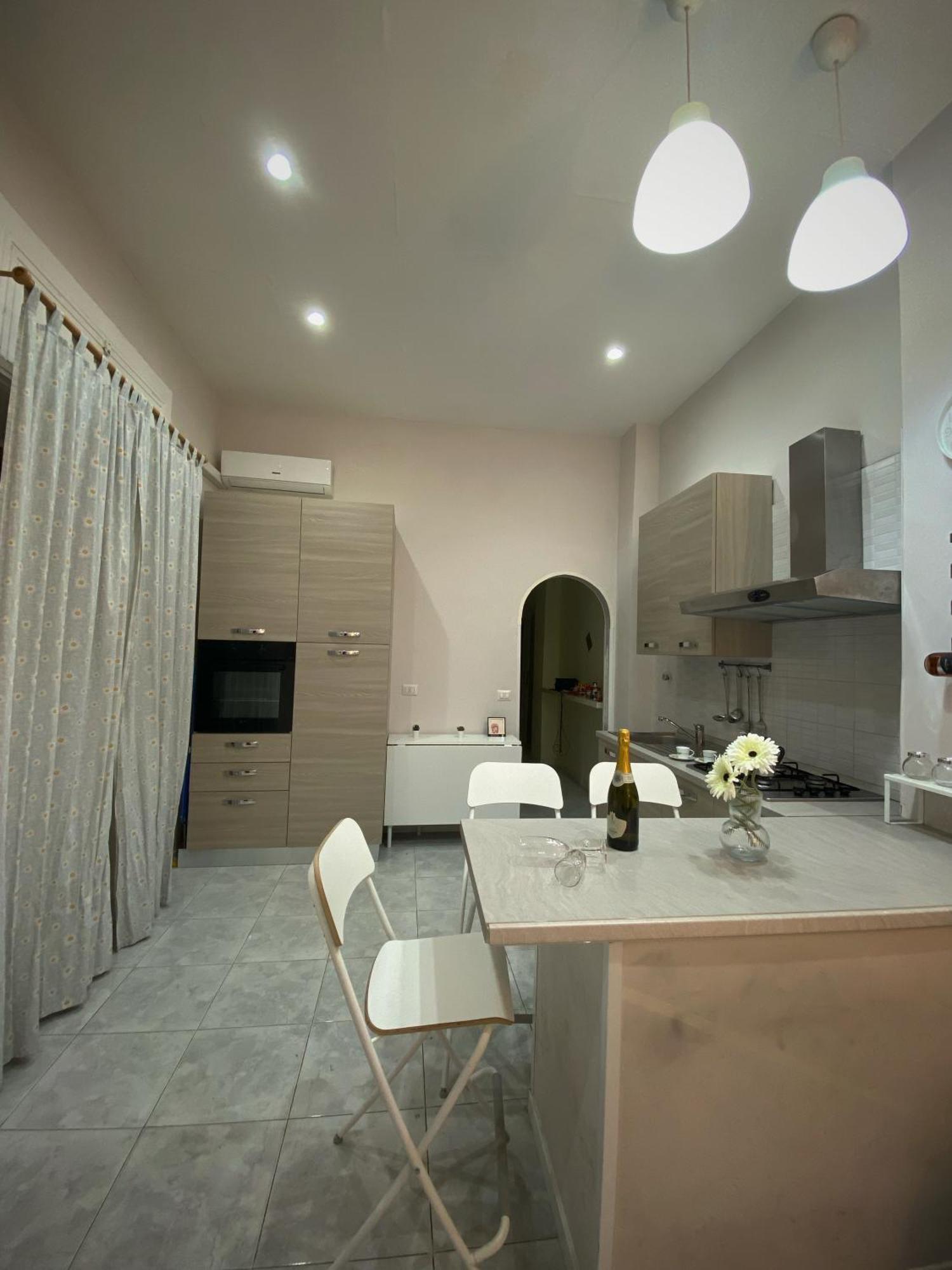 La Casa Al Centro " Vicino Al Centro Storico Di Napoli" Apartment Luaran gambar