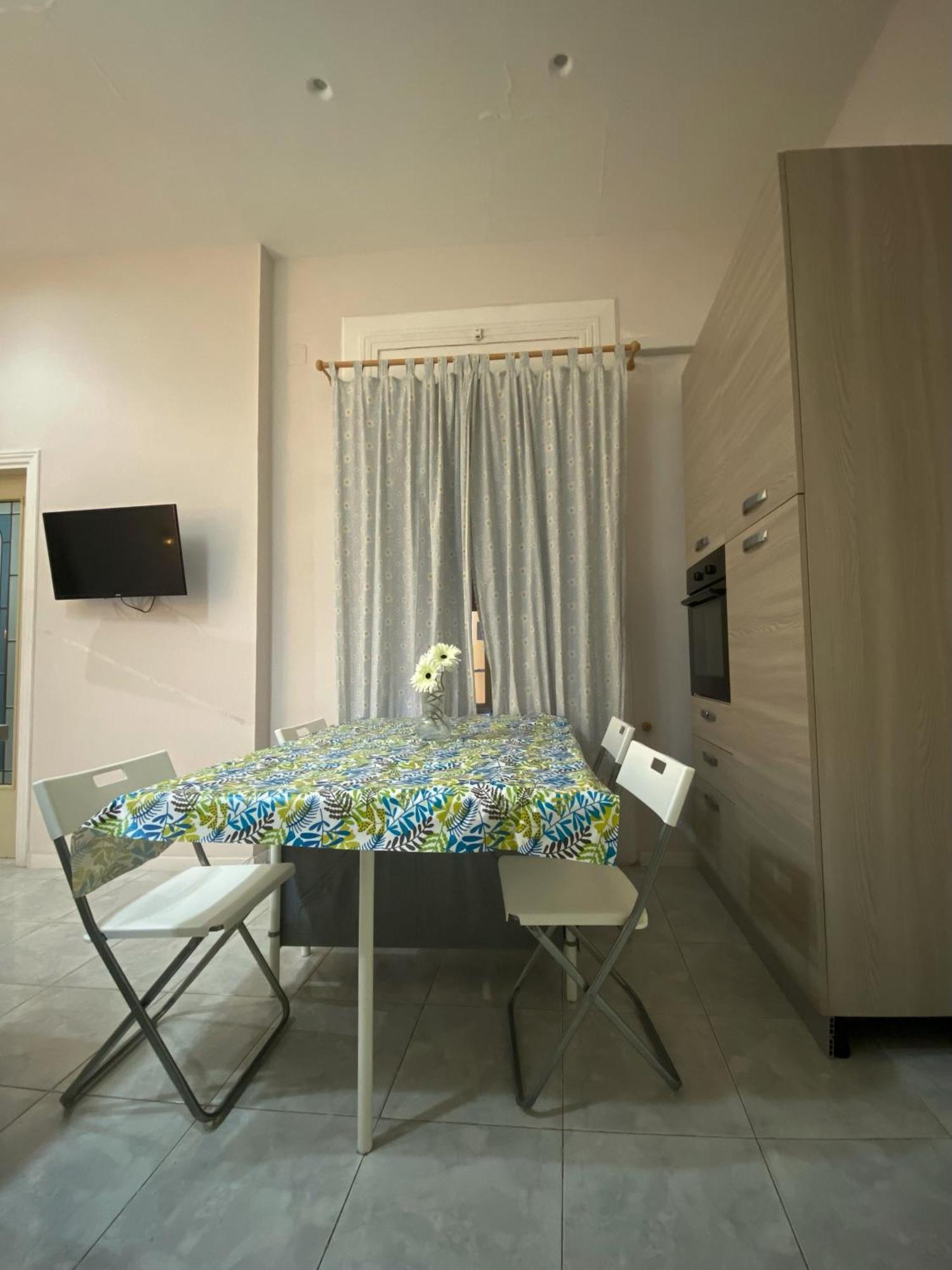La Casa Al Centro " Vicino Al Centro Storico Di Napoli" Apartment Luaran gambar
