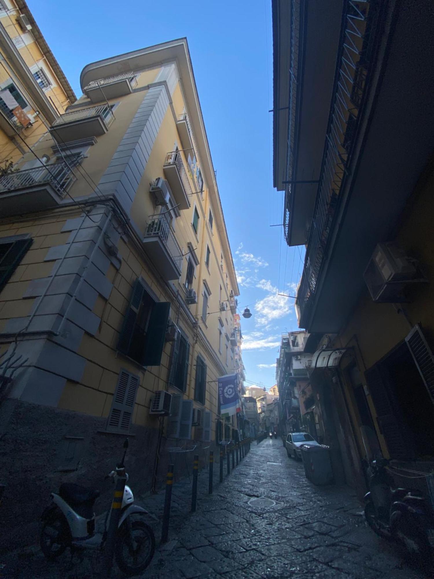 La Casa Al Centro " Vicino Al Centro Storico Di Napoli" Apartment Luaran gambar