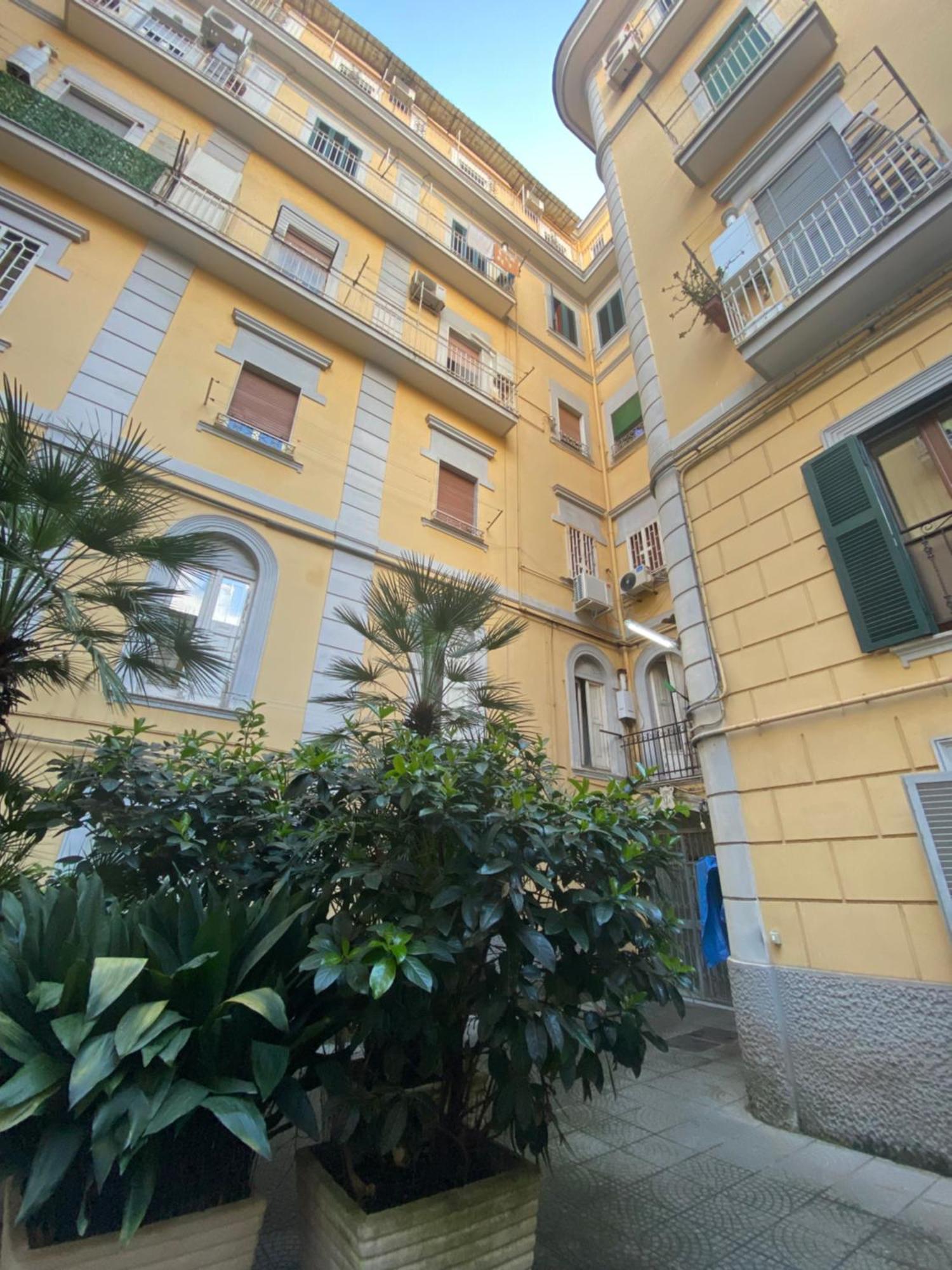La Casa Al Centro " Vicino Al Centro Storico Di Napoli" Apartment Luaran gambar